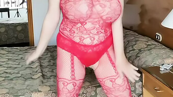 Milf Maria Prezentuje Swoje Duże Naturalne Piersi W Bodystockings.